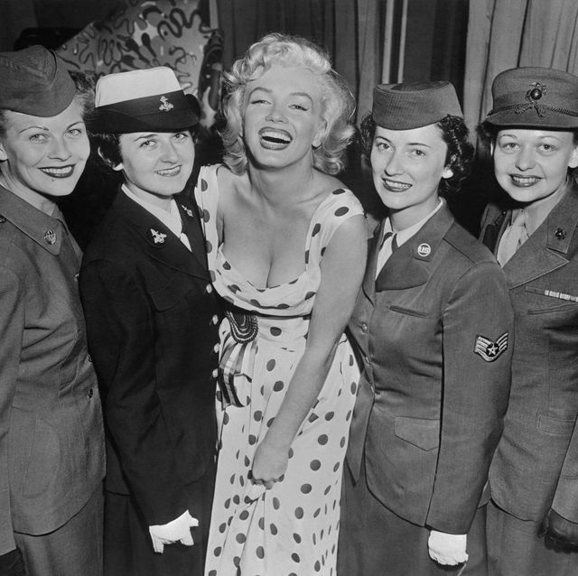 marilyn monroe posing with women of the armed forces