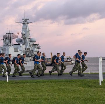 mariniers rennen marathon met bepakking