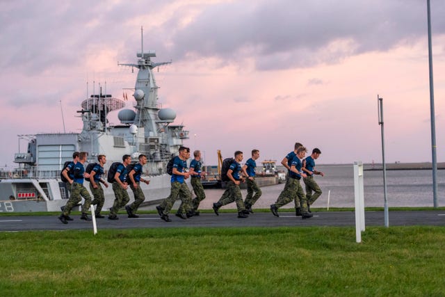 mariniers rennen marathon met bepakking