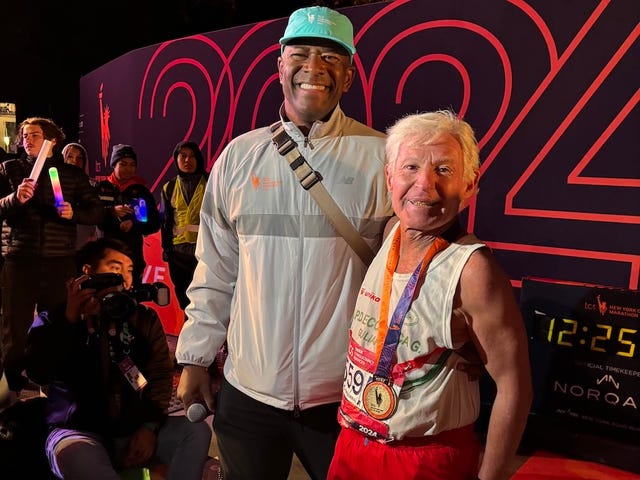 mario bollini festeggiato dal direttore della ny marathon ted metellus