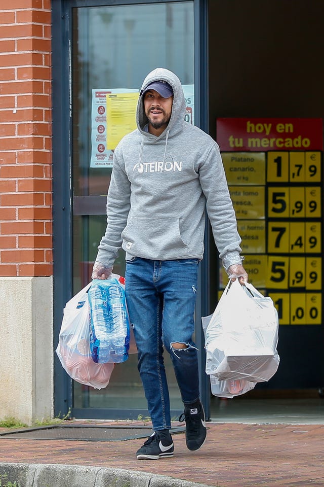 Mario Casas haciendo la compra durante la cuarentena