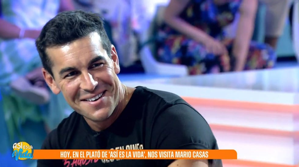 mario casas y sandra barneda en el programa 'así es la vida'
