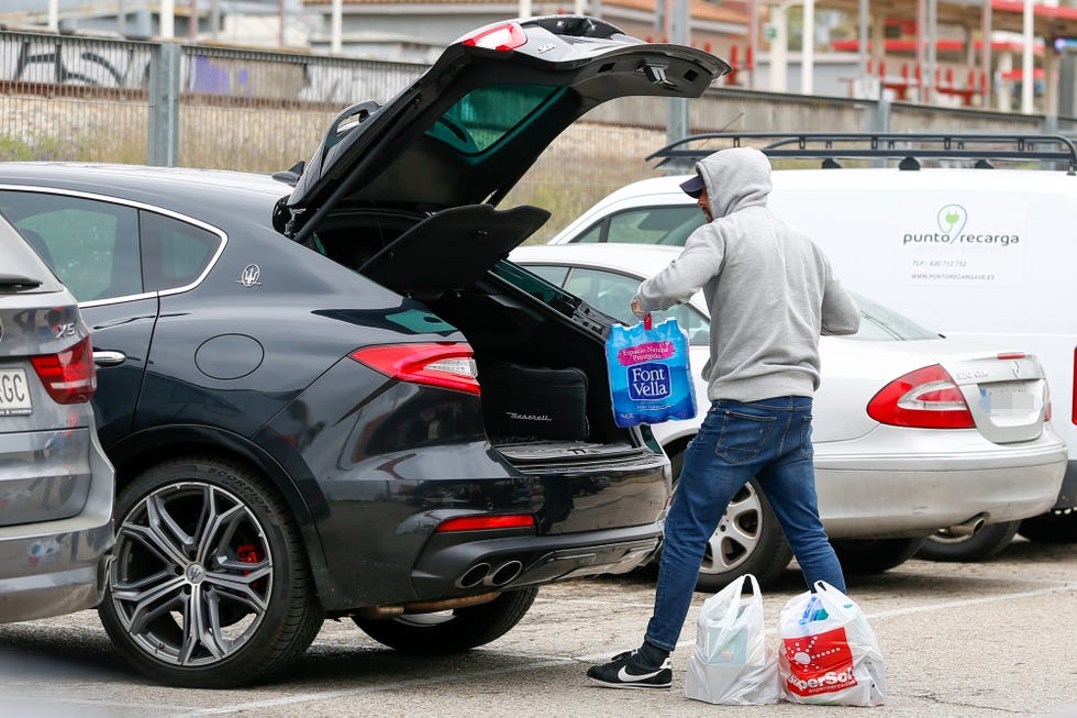 Mario Casas sale a hacer la compra sin mascarilla pero con guantes