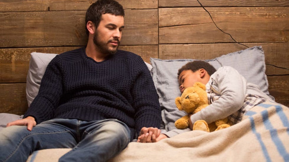 mario casas y un niño negro tumbados en una cama