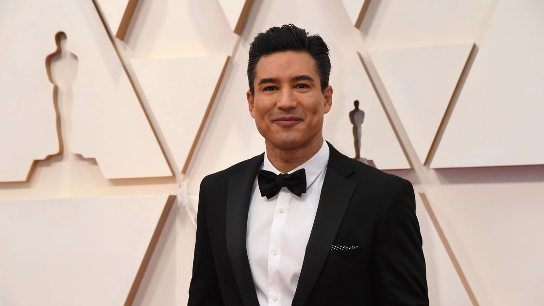 preview for Mario Lopez Tries To Decorate A Cake Better Than Delish Senior Food Editor