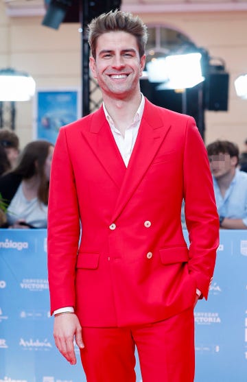 el ganador de bake off famosos al horno con un traje rojo