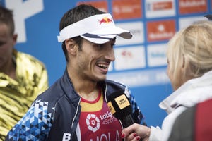 el triatleta español mario mola contesta a una entrevista