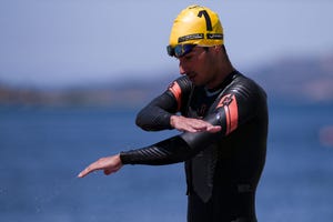 mario mola se prepara para competir en el triatlón de arzachena