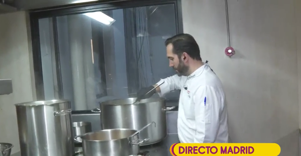 Mario Sandoval ayuda en la crisis del coronavirus cocinando para 140 familias. 