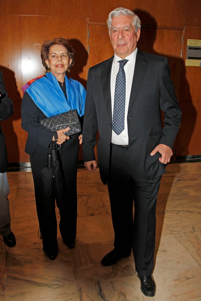 mario vargas llosa y patricia llosa en una foto de archivo juntos