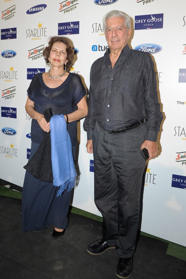 mario vargas llosa y patricia llosa en una foto de archivo juntos
