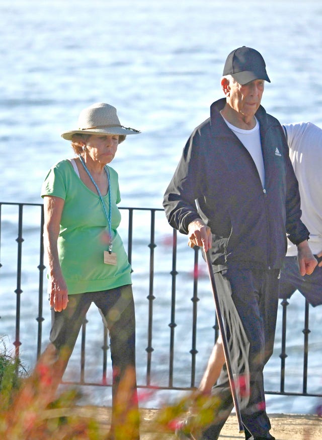 mario vargas llosa y patricia llosa, juntos en marbella durante su visita a la clínica buchinger