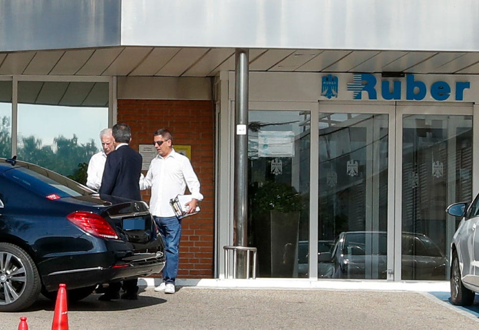 el escritor recibe el alta hospitalaria