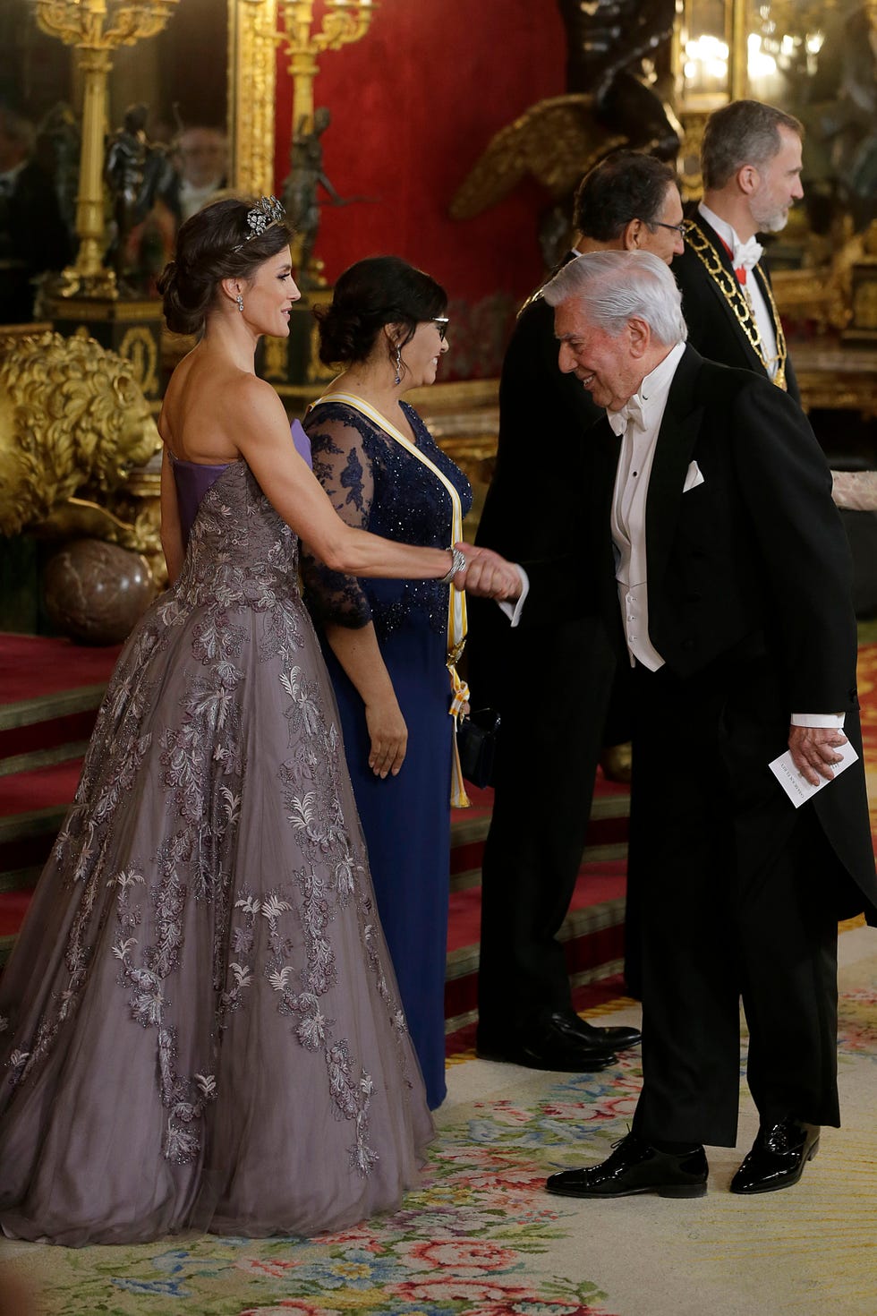 el escritor saluda a la reina letizia en una cena de gala en 2019