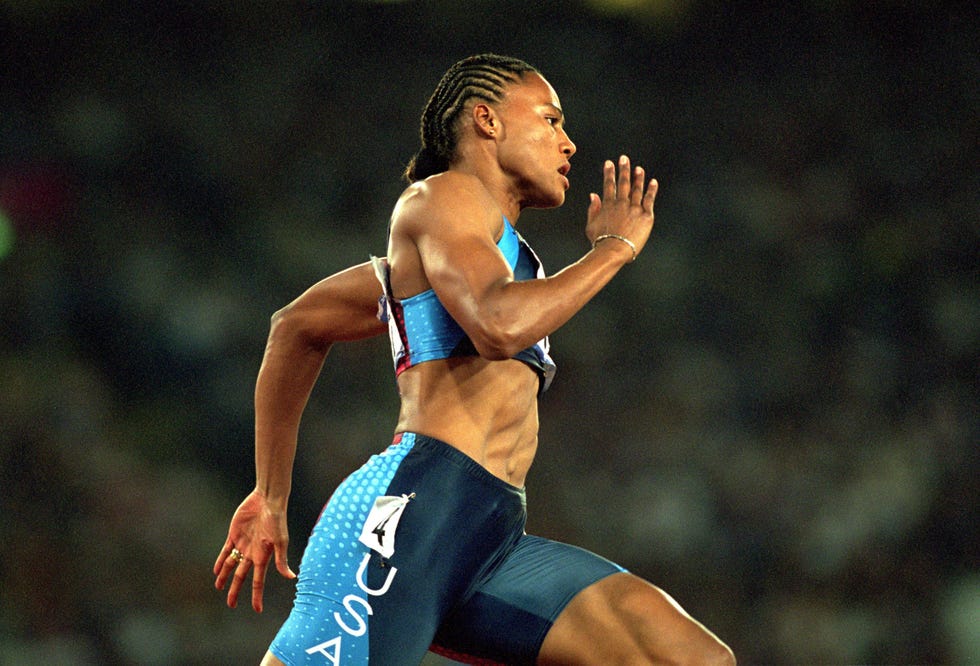 la atleta estadounidense marion jones corre los 200m en los juegos olímpicos de sidney 2000