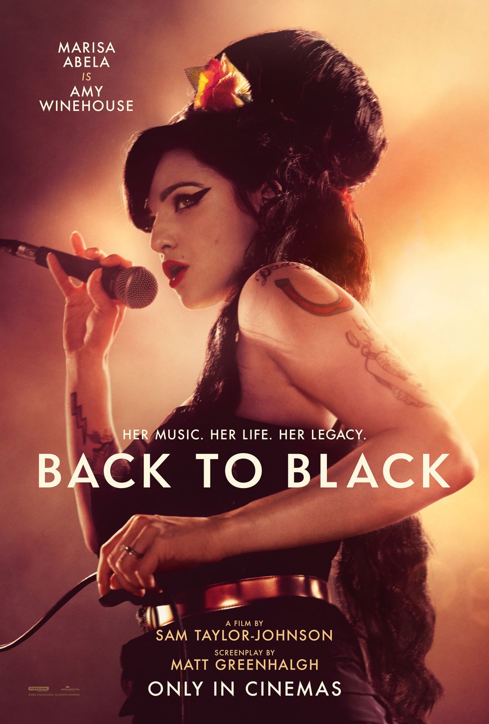 Marisa Abela als Amy Winehouse mit Mikrofon, zurück zum schwarzen Poster