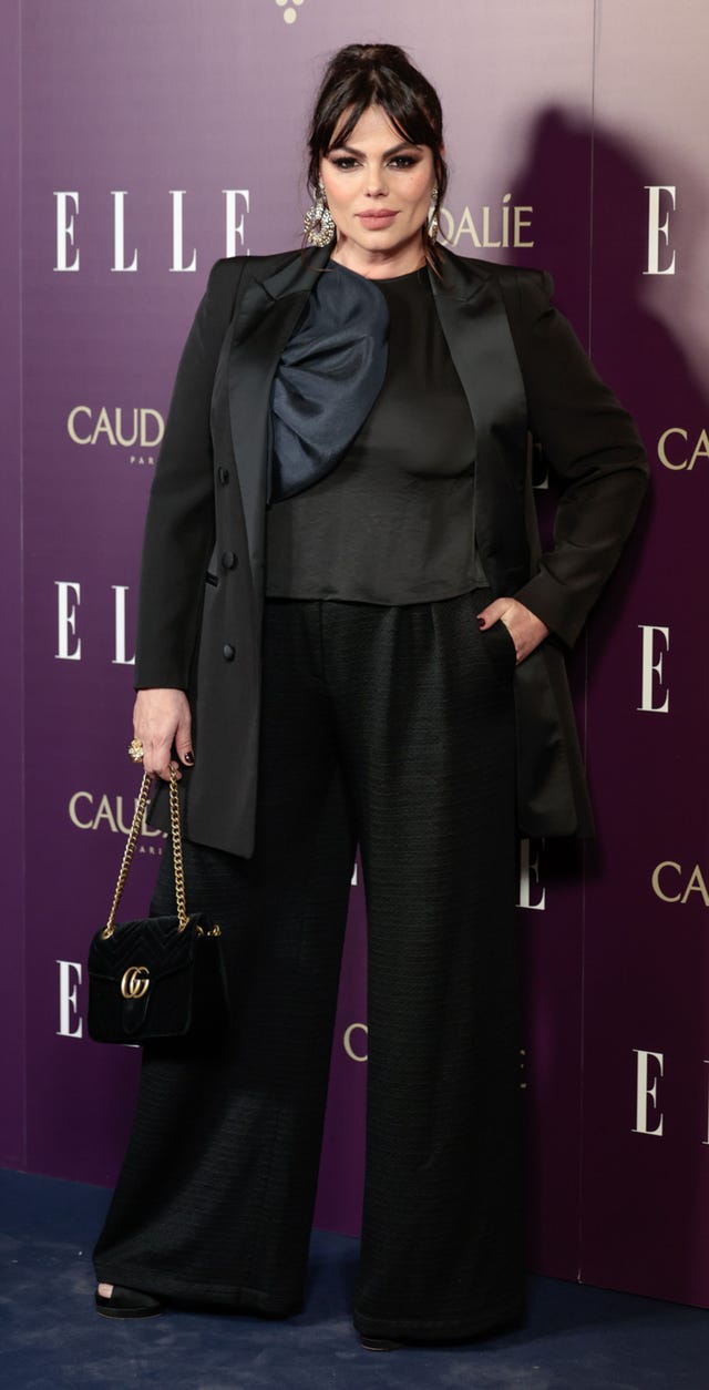 la modelo y diseñadora con un total look en color negro
