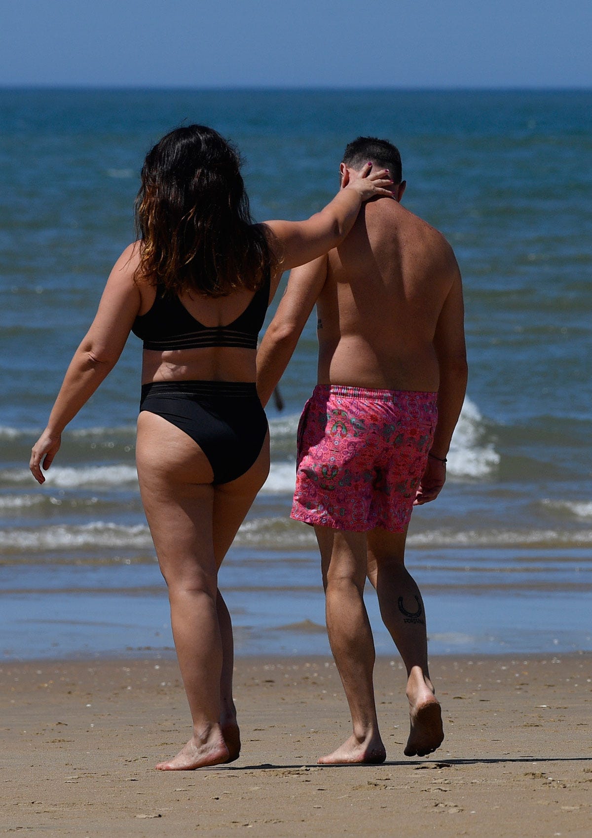 marisa jara y su novio, románticas vacaciones en la playa