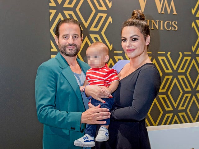 marisa jara posa junto a su pareja, miguel almansa, y su hijo, tomás