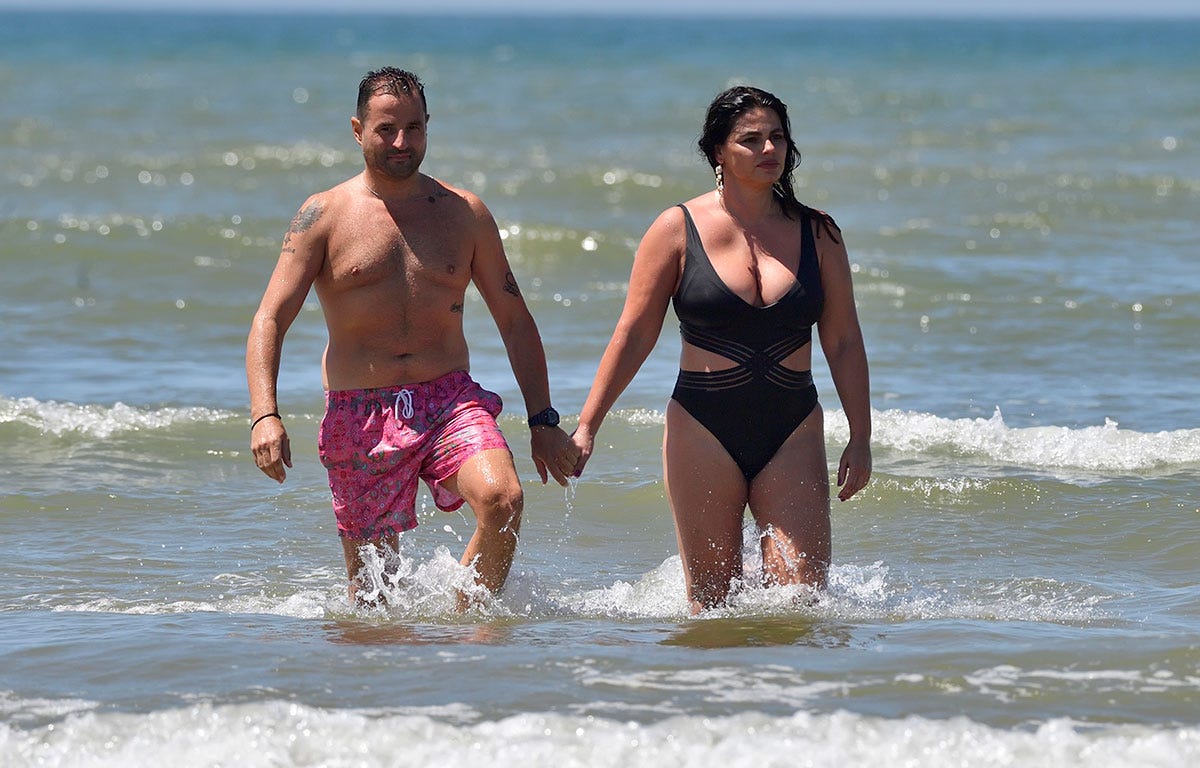 marisa jara y su novio, románticas vacaciones en la playa