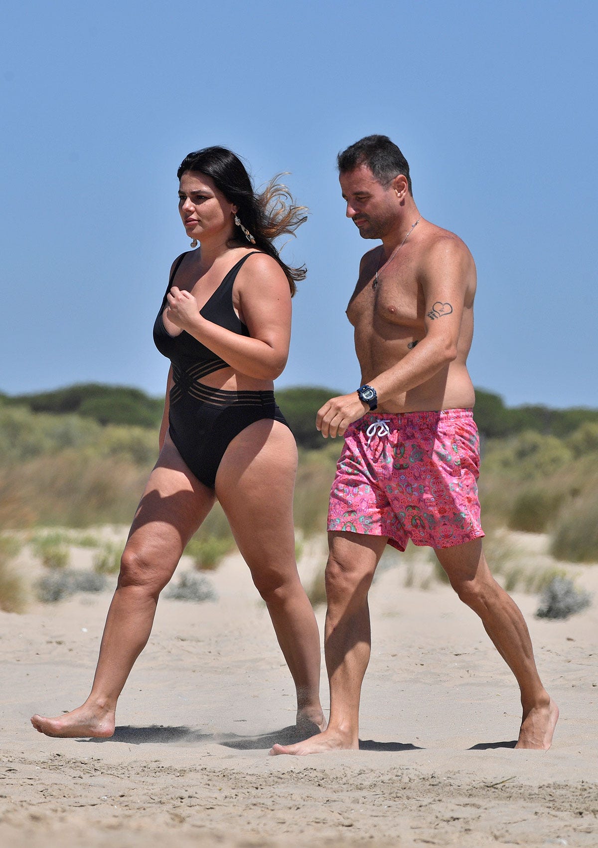 marisa jara y su novio, románticas vacaciones en la playa