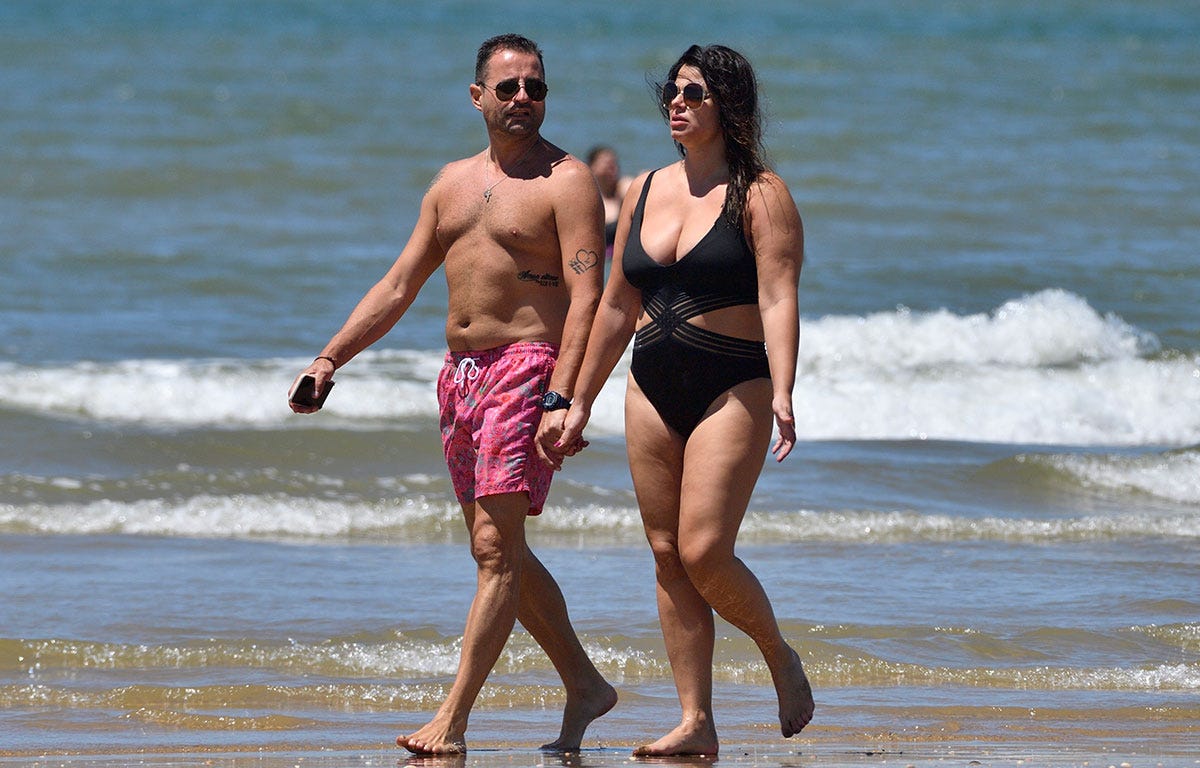 marisa jara y su novio, románticas vacaciones en la playa