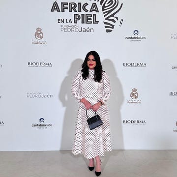 marisa jara con vestido de lunares en la gala benéfica de la fundación pedro jaén