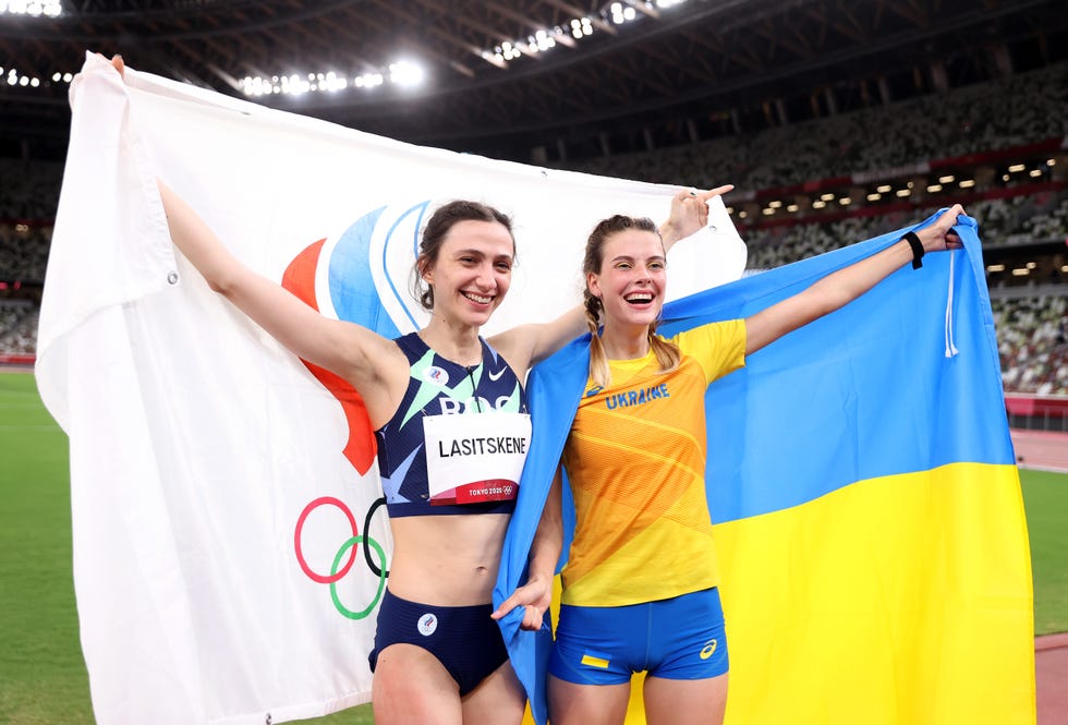 las atletas yaroslava mahuchikh y maría lasitskene en tokio 2020