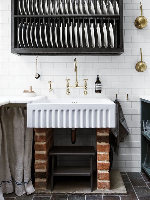 farmhouse sink with slatted plate holder above 
