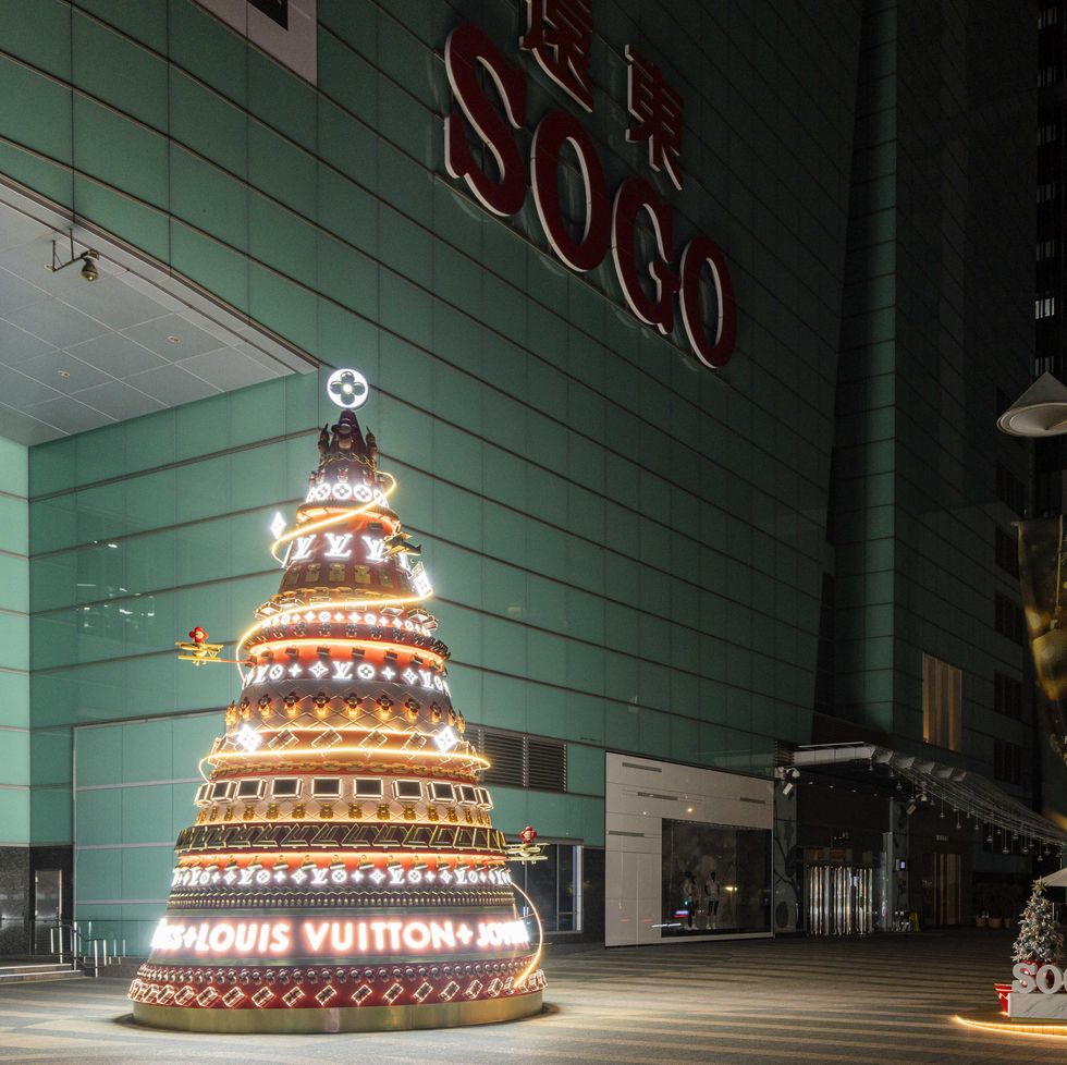 2023最奢華聖誕樹是它？louis vuitton攜手英國百年飯店，以旅行藝術為靈感為聖誕樹著新裝！