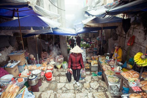 Met stalletjes vol etenswaar is het op een straatmarkt in Sapa in de Vietnamese provincie Lao Cai een drukte van belang