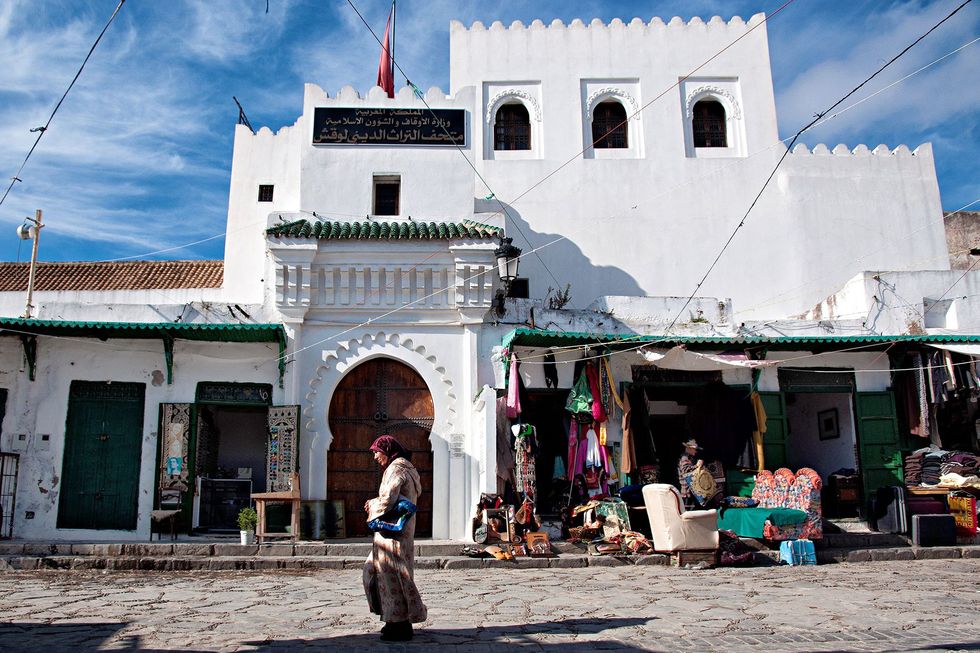 Een vrouw loopt over een markt in de medina van Ttouan Marokko