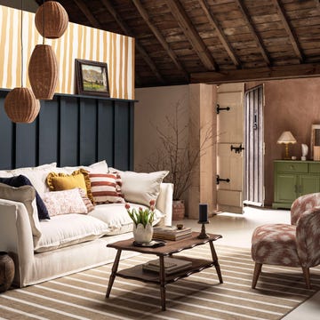 sitting room featuring striped wallpaper, striped cushion and striped rug decorating with stripes