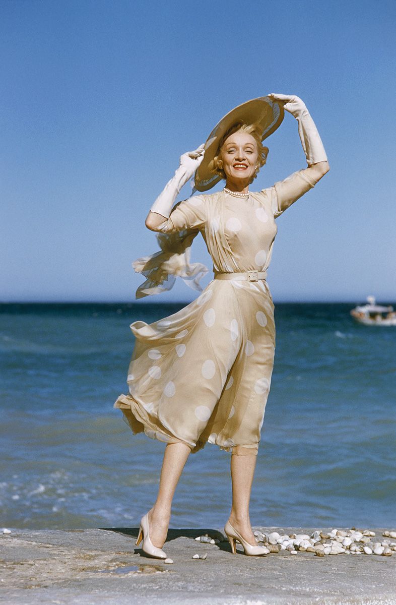 willy rizzo fotografia, marlène dietrich, cannes 1955, star al sole, donne bellissime al sole