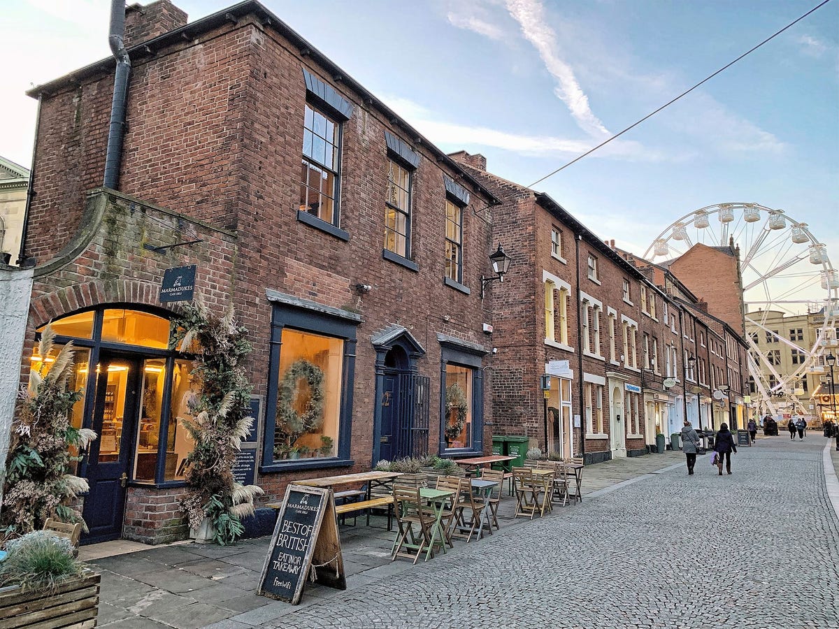 Marmadukes is een Cafe Deli gelegen in Norfolk Row een straat als een filmdecor