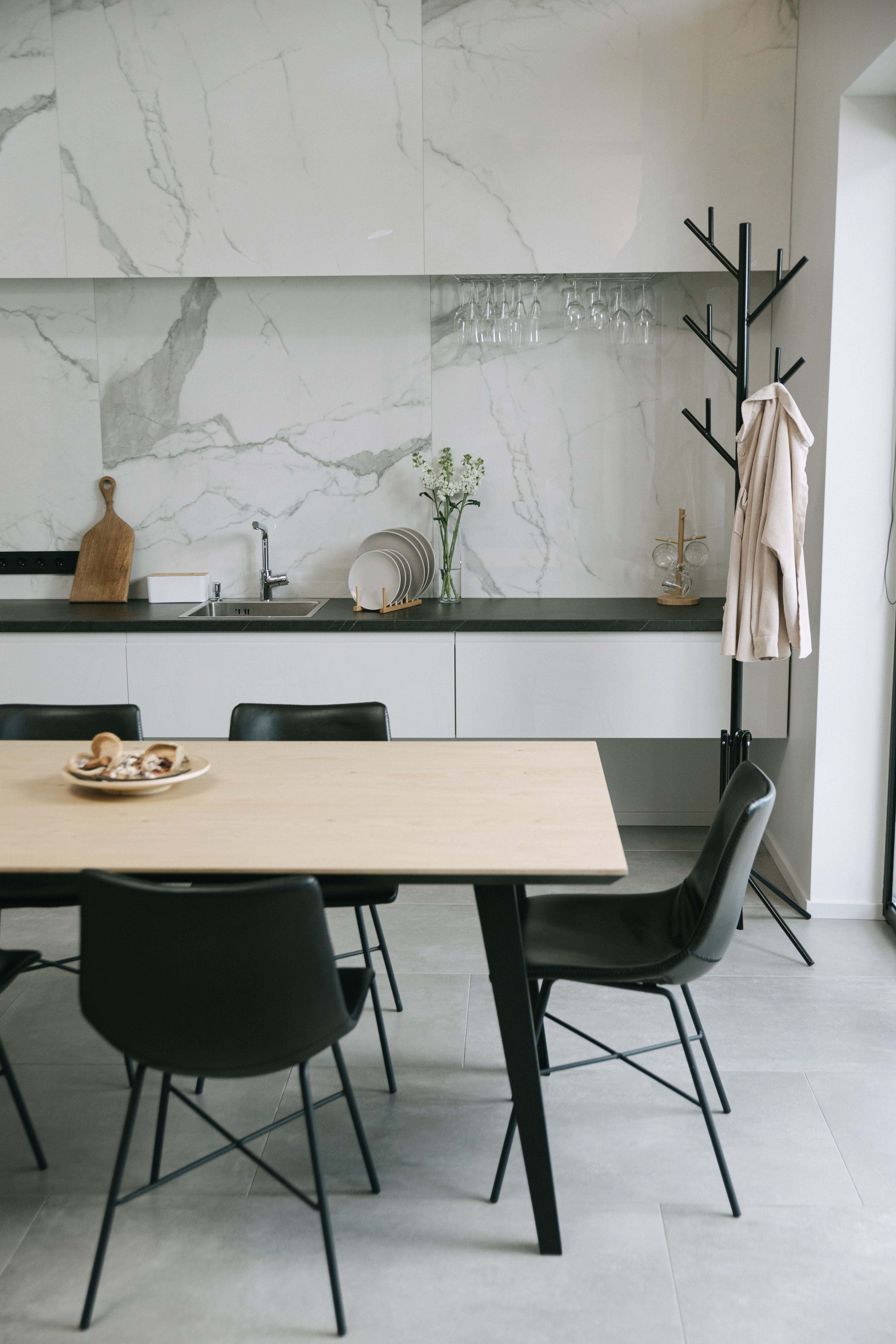 cocina moderna en verde oscuro y mármol