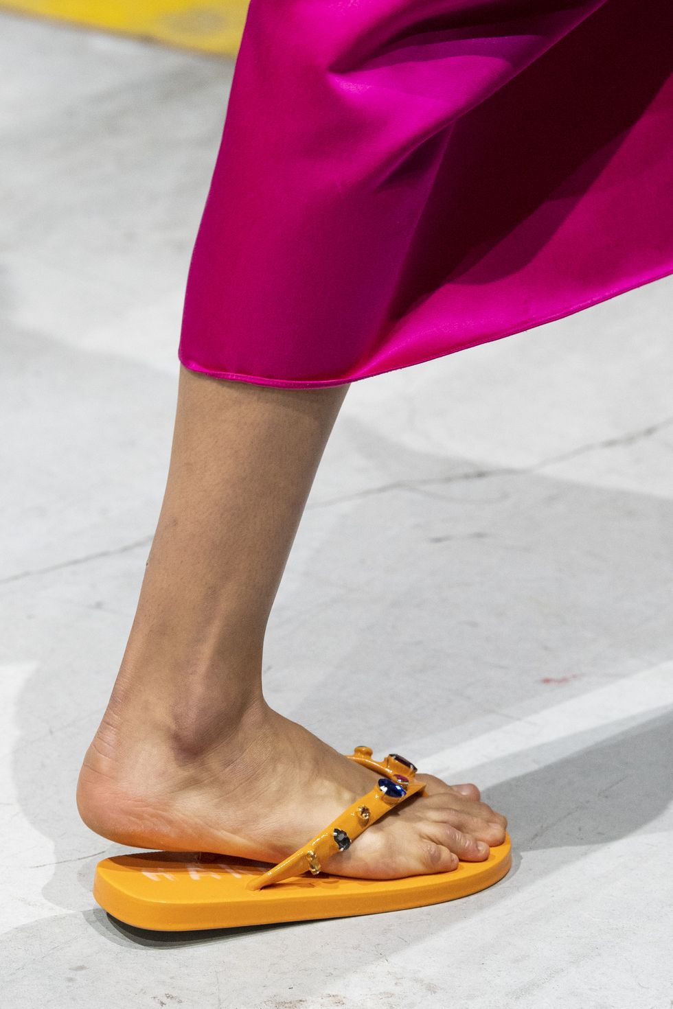Le ciabatte da piscina sono i sandali moda dell'estate 2020