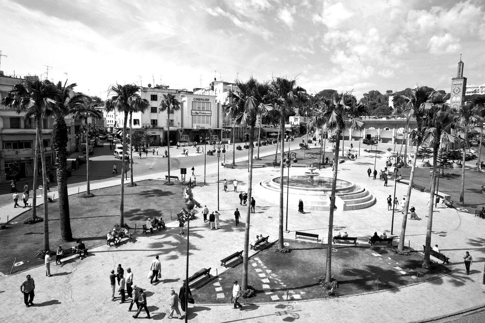 Aan Grand Socco het grote plein ligt volgens de auteur een van de mooiste bioscopen Tanger is de stad van illusies