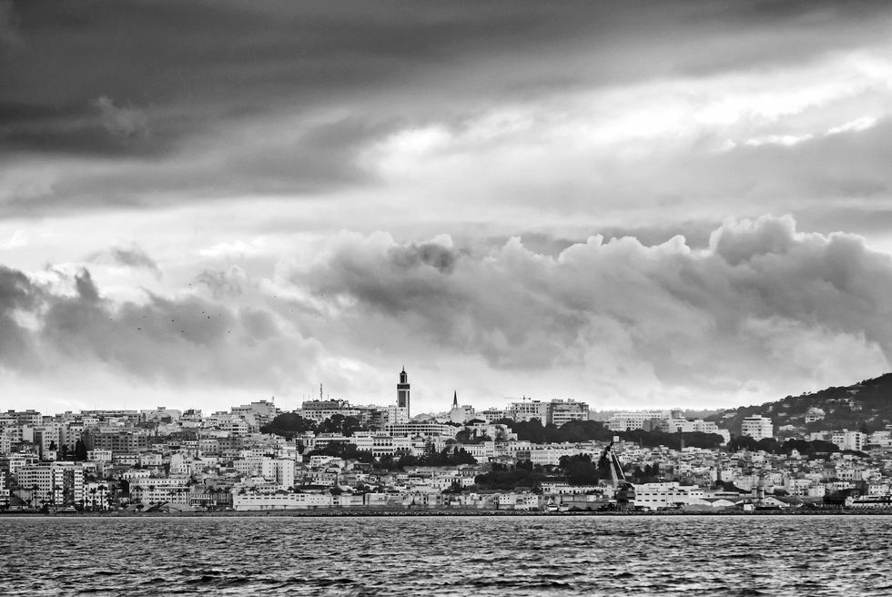 Hoofdfoto Donkere wolken pakken zich samen boven de havenstad Tanger
