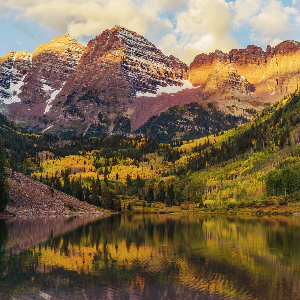 maroon bells and lake at sunrise, colorado, usa