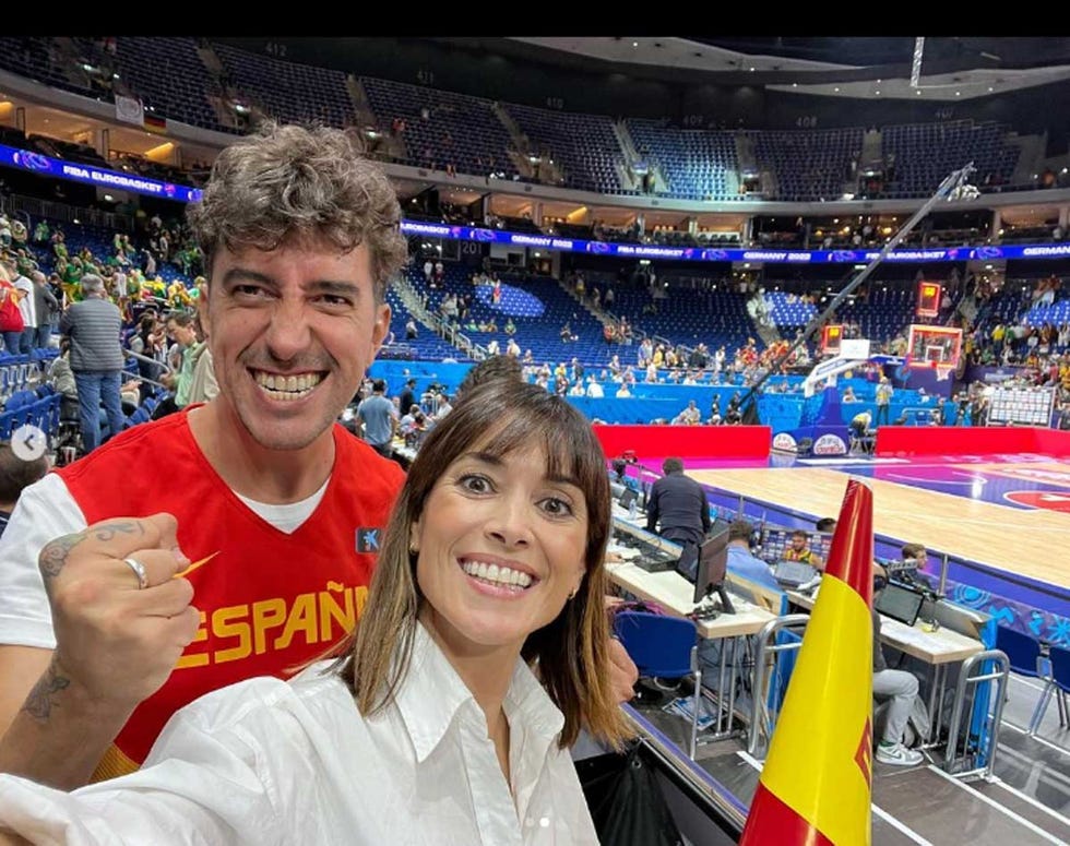 marron, de 'el hormiguero', y arancha morales presentan a su hijo
