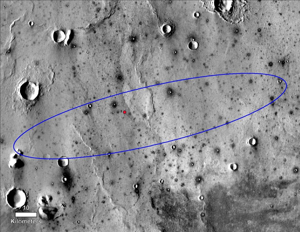 De rode punt markeert de plek waar de NASAsonde InSight uiteindelijk landde binnen de Elysium Planitia een lavavlakte even ten noorden van de Martiaanse evenaar De kans dat het ruimtevaartuig in de grotere blauwe ovaal landde was 99 procent