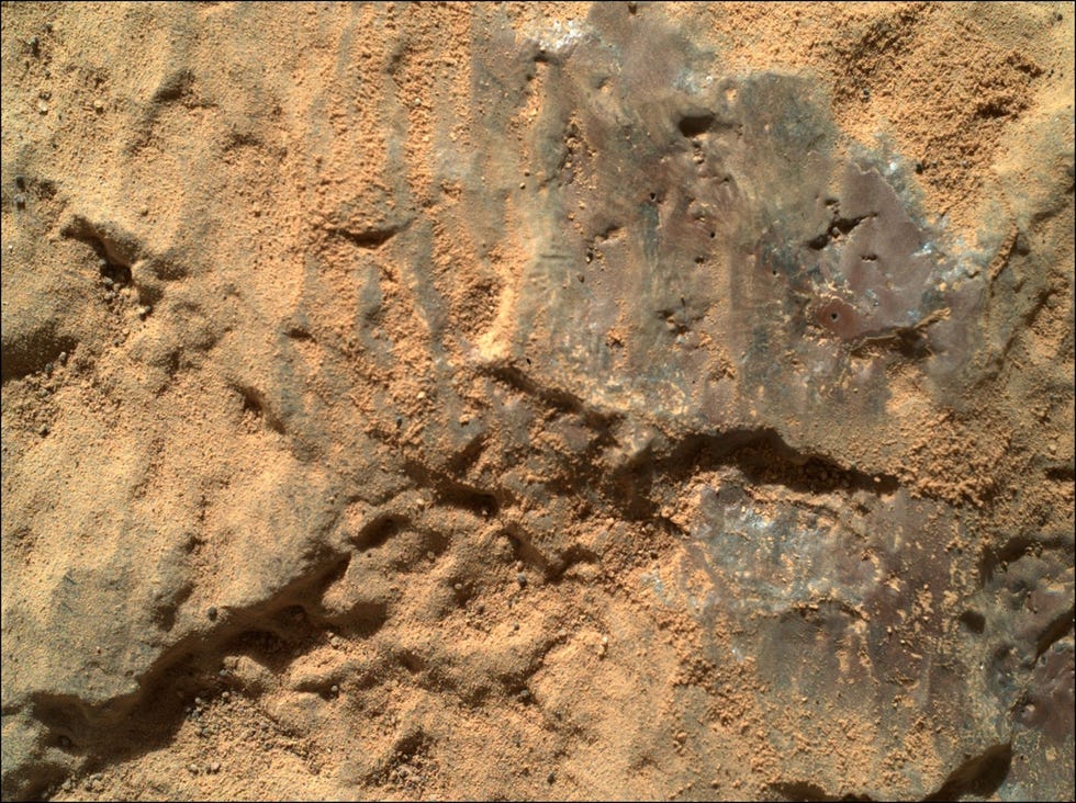 De NASArover Perseverance nam in mei 2021 deze opname van het rotsblok Nataani waarop aan de rechterzijde van de foto de paarse vlekken zijn te zien Met zijn laser heeft de rover vijf minuscule putjes in het paarse laagje geboord om zo de chemische samenstelling van het vernis te kunnen bepalen