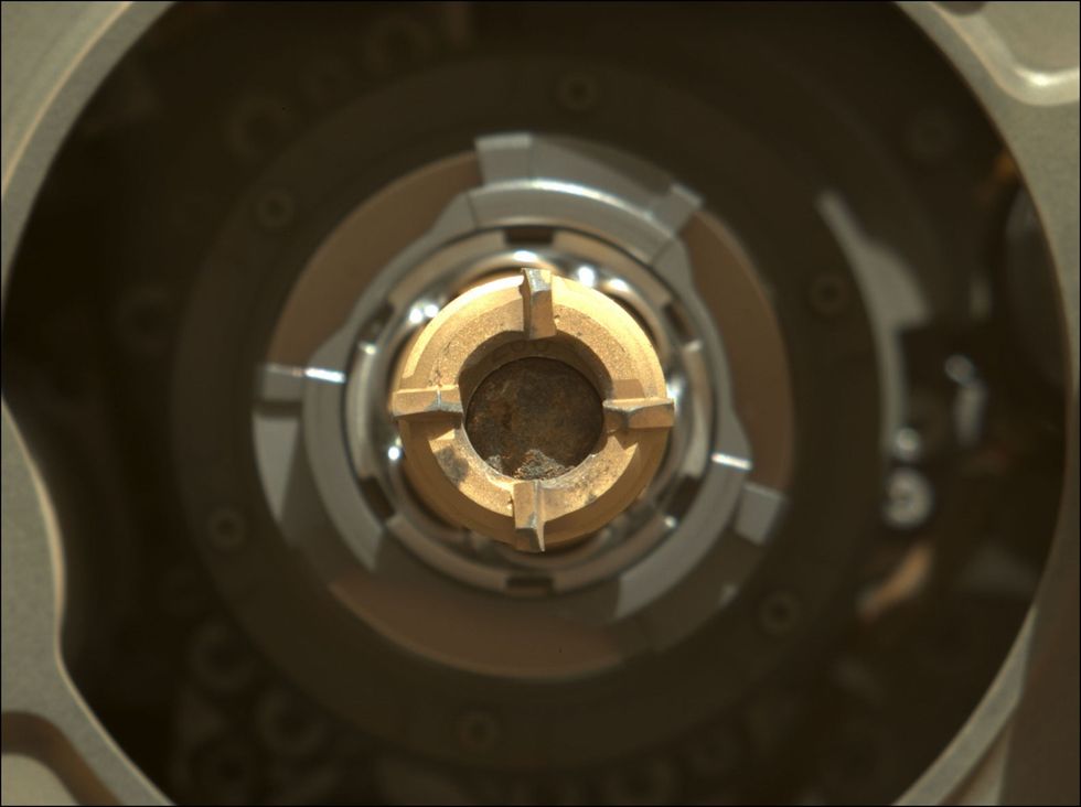 Dit cilindertje van steen  dat nog in het boorinstrument van de Marsrover steekt  is het eerste van tientallen gesteentemonsters die de NASA te zijner tijd naar de aarde wil brengen