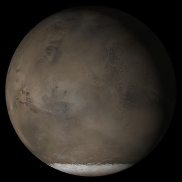 Op een samengestelde afbeelding van Mars die in april 2005 werd gemaakt door de Mars Global Surveyor van NASA is de ijskap op de zuidpool van Mars te zien waar zich zon anderhalve kilometer onder het ijs mogelijk meren van vloeibaar water bevinden