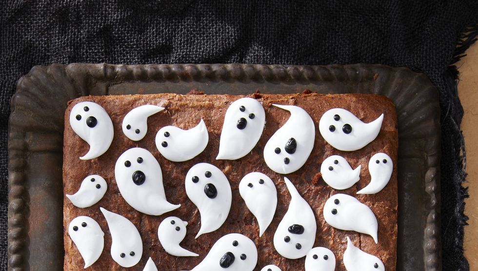 https://hips.hearstapps.com/hmg-prod/images/marshmallow-ghost-brownies-halloween-recipe-1567797039.jpg?crop=1.00xw:0.378xh;0,0.471xh&resize=1200:*
