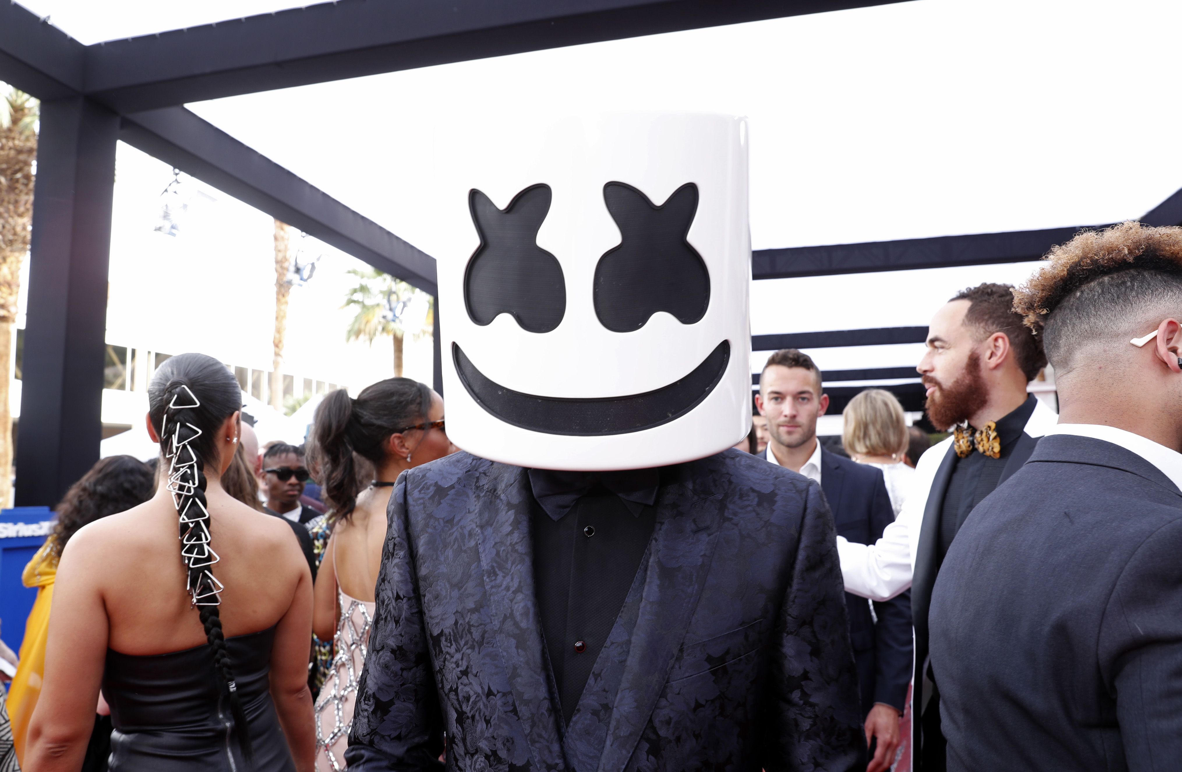 Bygger Tether mekanisk What Does Marshmello's Face Look Like Under His Mask?