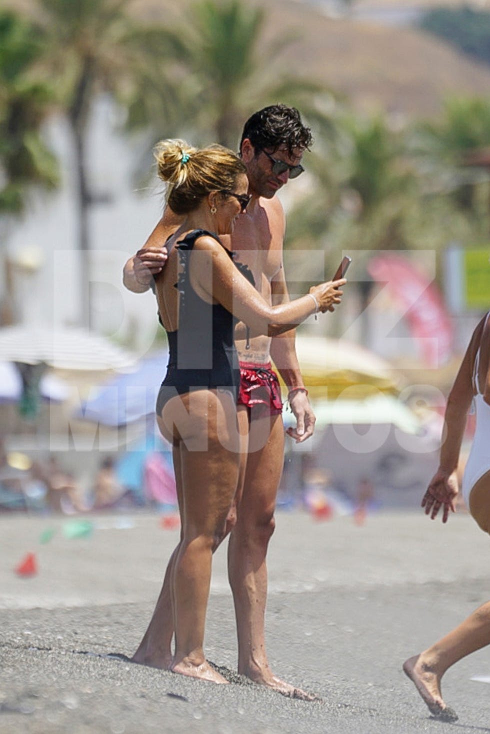 marta lópez y efrén reyero disfrutan juntos de un día de playa
