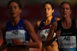 marta galimany corre durante el intento del récord de españa de la hora en la liga de diamante de bruselas