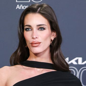 Marta Lopez Alamo la mujer de kiko matamoros con un vestido negro en la fiesta del 20 aniversario de kia